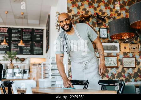 Porträt des Kellnerputztisches im Café Stockfoto