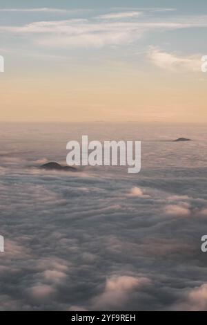 Ausblick auf die Hügel und Berge im Salzburger Becken im Morgennebel während einer Wanderung auf den Untersberg von der Oberen Rositten zu Sonnenaufgang am 21.10.2024. // Blick auf die Hügel und Berge im Salzburger Becken im Morgennebel bei einer Wanderung zum Untersberg vom Oberen Rositten bei Sonnenaufgang am 21. Oktober 2024. - 20241021 PD20663 Credit: APA-PictureDesk/Alamy Live News Stockfoto