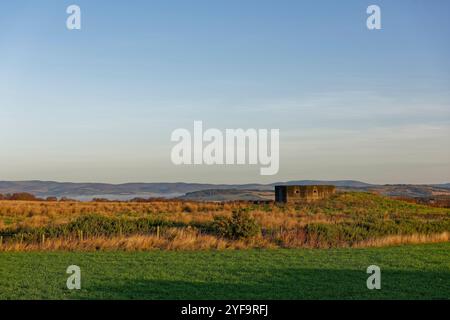 Ein einsamer Betonbunker aus Kriegszeiten an einem Aussichtspunkt in der Nähe des Galgenhügels in Forfarshire mit Blick auf das Strath More Valley und darüber hinaus. Stockfoto