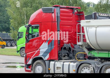 Roter und grüner Truck auf der Autobahn Stockfoto