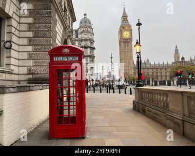 London, Großbritannien. November 2024. Eine Telefonzelle steht nicht weit vom Elizabeth Tower mit Big Ben entfernt. Eines der berühmtesten Wahrzeichen Londons ist Big Ben. Allerdings trägt nicht der Turm diesen Namen, sondern die Glocke im Turm. Der Turm selbst wird seit 2012 offiziell Elizabeth Tower genannt und steht direkt neben den Houses of Parliament. Quelle: Julia Kilian/dpa/Alamy Live News Stockfoto