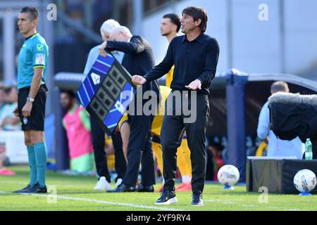 Neapel, Latium. November 2024. Der Trainer Antonio Conte reagierte während des Spiels der Serie A zwischen Napoli und Atalanta im Maradona-Stadion, Neapel, Italien, am 3. November 2024. AllShotLive Credit: SIPA USA/Alamy Live News Stockfoto