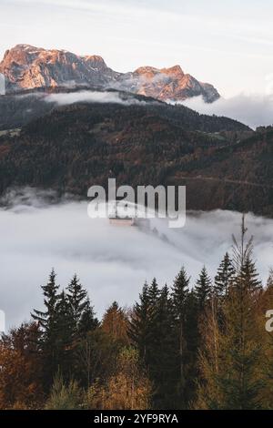 Die Erlebnisburg und Höhenburg Hohenwerfen im Salzachtal zwischen dem Tennengebirge, Hagengebirge und Hochkönig ragt aus der Wolkendecke, dem Morgennebel, zu Sonnenaufgang am 16.10.2024. // die Erlebnisburg Hohenwerfen und Hügelburg im Salzachtal zwischen Tennengebirge, Hagengebirge und Hochkönig erhebt sich bei Sonnenaufgang am 16. Oktober 2024 aus der Wolkendecke, dem Morgennebel. - 20241016 PD21072 Credit: APA-PictureDesk/Alamy Live News Stockfoto