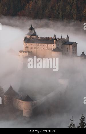 Die Erlebnisburg und Höhenburg Hohenwerfen im Salzachtal zwischen dem Tennengebirge, Hagengebirge und Hochkönig ragt aus der Wolkendecke, dem Morgennebel, zu Sonnenaufgang am 16.10.2024. // die Erlebnisburg Hohenwerfen und Hügelburg im Salzachtal zwischen Tennengebirge, Hagengebirge und Hochkönig erhebt sich bei Sonnenaufgang am 16. Oktober 2024 aus der Wolkendecke, dem Morgennebel. - 20241016 PD21069 Credit: APA-PictureDesk/Alamy Live News Stockfoto