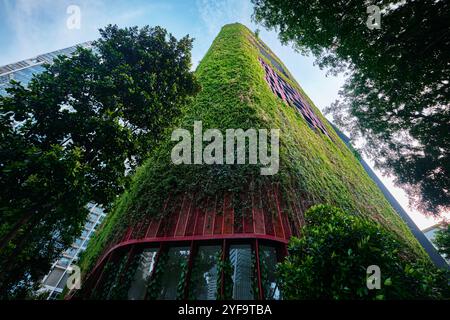 Singapur - 15. August 2024: Hängende Gärten auf dem roten wunderschönen Oasia Hotel in Tanjung Pagar Stockfoto