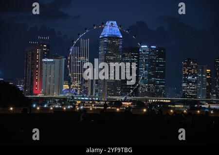 Singapur - 18. Januar 2025: Blick auf die Skyline von Singapur, moderne Hochhäuser bei Nacht Stockfoto