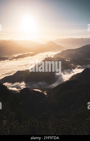 Blick vom Gipfel des Untersberges Richtung Osten und Sonnenaufgang am 21.10.2024. // Blick vom Gipfel des Untersbergs nach Osten und Sonnenaufgang am 21. Oktober 2024. - 20241021 PD20611 Credit: APA-PictureDesk/Alamy Live News Stockfoto