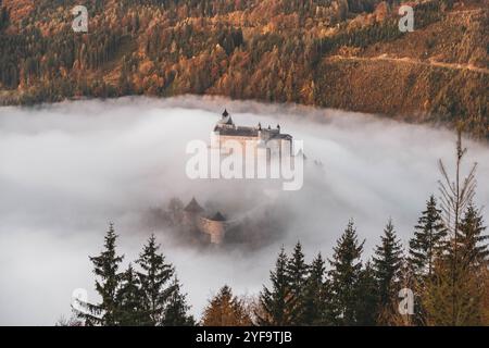 Die Erlebnisburg und Höhenburg Hohenwerfen im Salzachtal zwischen dem Tennengebirge, Hagengebirge und Hochkönig ragt aus der Wolkendecke, dem Morgennebel, zu Sonnenaufgang am 16.10.2024. // die Erlebnisburg Hohenwerfen und Hügelburg im Salzachtal zwischen Tennengebirge, Hagengebirge und Hochkönig erhebt sich bei Sonnenaufgang am 16. Oktober 2024 aus der Wolkendecke, dem Morgennebel. - 20241016 PD21061 Credit: APA-PictureDesk/Alamy Live News Stockfoto