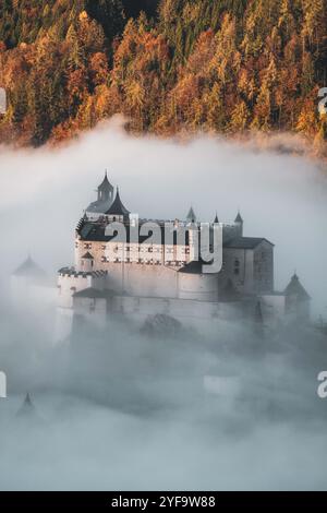 Die Erlebnisburg und Höhenburg Hohenwerfen im Salzachtal zwischen dem Tennengebirge, Hagengebirge und Hochkönig ragt aus der Wolkendecke, dem Morgennebel, zu Sonnenaufgang am 16.10.2024. // die Erlebnisburg Hohenwerfen und Hügelburg im Salzachtal zwischen Tennengebirge, Hagengebirge und Hochkönig erhebt sich bei Sonnenaufgang am 16. Oktober 2024 aus der Wolkendecke, dem Morgennebel. - 20241016 PD21065 Credit: APA-PictureDesk/Alamy Live News Stockfoto