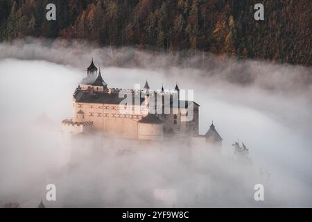 Die Erlebnisburg und Höhenburg Hohenwerfen im Salzachtal zwischen dem Tennengebirge, Hagengebirge und Hochkönig ragt aus der Wolkendecke, dem Morgennebel, zu Sonnenaufgang am 16.10.2024. // die Erlebnisburg Hohenwerfen und Hügelburg im Salzachtal zwischen Tennengebirge, Hagengebirge und Hochkönig erhebt sich bei Sonnenaufgang am 16. Oktober 2024 aus der Wolkendecke, dem Morgennebel. - 20241016 PD21067 Credit: APA-PictureDesk/Alamy Live News Stockfoto