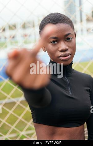 Junge afroamerikanerin mit Mittelfinger Stockfoto