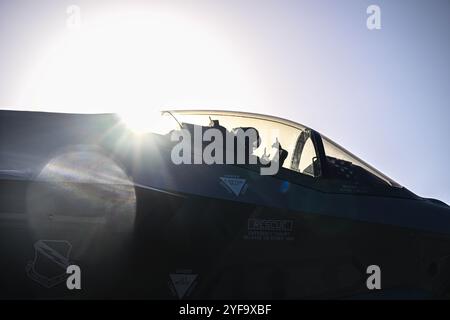 Ein F-35 Lightning II Flugzeug, das von Major Melanie Kluenser gesteuert wurde, trifft mit dem F-35 Demonstrationsteam ein, das dem 388th Fighter Wing aus der Hill Air Force Base, Utah, zugewiesen wurde, um die Blue Angels Homecoming auf der Naval Air Station Pensacola, Florida, am 30. Oktober 2024 vorzubereiten. Das F-35 Demonstrationsteam zeigt aerodynamische Leistung und fortschrittliche integrierte Avionik als neueste Kampfflugzeuge der fünften Generation der US Air Forces. (Foto der U.S. Air Force von Kapitän Nathan Poblete) Stockfoto