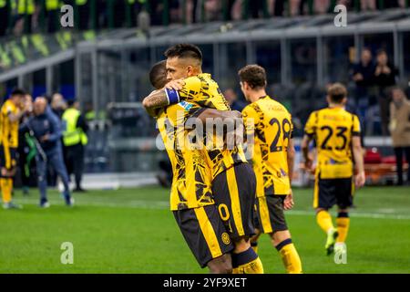 Marcus Thuram, Lautaro Martinez feiert, nachdem er während des Fußballspiels der Serie A zwischen FC Internazionale und Venezia FC am 03. November 2024 im Giuseppe Meazza Stadion in Mailand ein Tor geschossen hat Stockfoto