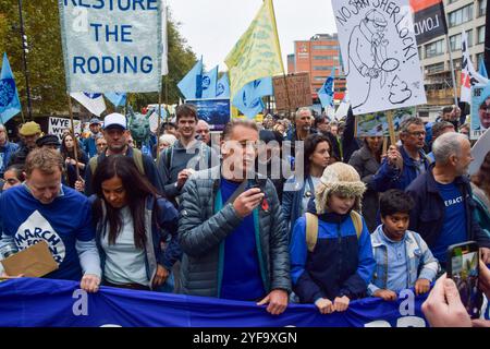 London, Großbritannien. November 2024. Der Fernsehmoderator und Naturforscher Chris Packham und die Fernsehmoderatorin Liz Bonnin führten den Marsch für sauberes Wasser an und appellierten an die Regierung, auf sauberes Wasser zu reagieren und die Abwasserentsorgung in britischen Gewässern zu beenden. Quelle: Vuk Valcic/Alamy Live News Stockfoto