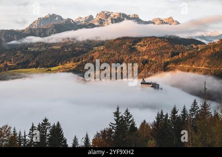 Die Erlebnisburg und Höhenburg Hohenwerfen im Salzachtal zwischen dem Tennengebirge, Hagengebirge und Hochkönig ragt aus der Wolkendecke, dem Morgennebel, zu Sonnenaufgang am 16.10.2024. // die Erlebnisburg Hohenwerfen und Hügelburg im Salzachtal zwischen Tennengebirge, Hagengebirge und Hochkönig erhebt sich bei Sonnenaufgang am 16. Oktober 2024 aus der Wolkendecke, dem Morgennebel. - 20241016 PD21058 Credit: APA-PictureDesk/Alamy Live News Stockfoto