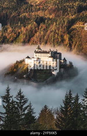 Die Erlebnisburg und Höhenburg Hohenwerfen im Salzachtal zwischen dem Tennengebirge, Hagengebirge und Hochkönig ragt aus der Wolkendecke, dem Morgennebel, zu Sonnenaufgang am 16.10.2024. // die Erlebnisburg Hohenwerfen und Hügelburg im Salzachtal zwischen Tennengebirge, Hagengebirge und Hochkönig erhebt sich bei Sonnenaufgang am 16. Oktober 2024 aus der Wolkendecke, dem Morgennebel. - 20241016 PD21059 Credit: APA-PictureDesk/Alamy Live News Stockfoto