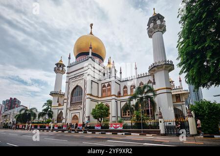 Singapur - 16. August 2024: Masjid Sultan Moschee im historischen Kampong Glam mit goldener Kuppel und riesiger Gebetshalle, dem Mittelpunkt der muslimischen Gemeinschaft Stockfoto