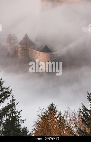 Die Erlebnisburg und Höhenburg Hohenwerfen im Salzachtal zwischen dem Tennengebirge, Hagengebirge und Hochkönig ragt aus der Wolkendecke, dem Morgennebel, zu Sonnenaufgang am 16.10.2024. // die Erlebnisburg Hohenwerfen und Hügelburg im Salzachtal zwischen Tennengebirge, Hagengebirge und Hochkönig erhebt sich bei Sonnenaufgang am 16. Oktober 2024 aus der Wolkendecke, dem Morgennebel. - 20241016 PD21057 Credit: APA-PictureDesk/Alamy Live News Stockfoto