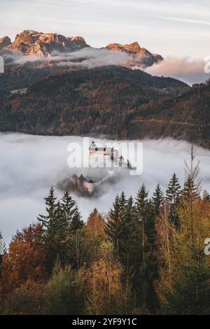 Die Erlebnisburg und Höhenburg Hohenwerfen im Salzachtal zwischen dem Tennengebirge, Hagengebirge und Hochkönig ragt aus der Wolkendecke, dem Morgennebel, zu Sonnenaufgang am 16.10.2024. // die Erlebnisburg Hohenwerfen und Hügelburg im Salzachtal zwischen Tennengebirge, Hagengebirge und Hochkönig erhebt sich bei Sonnenaufgang am 16. Oktober 2024 aus der Wolkendecke, dem Morgennebel. - 20241016 PD21052 Credit: APA-PictureDesk/Alamy Live News Stockfoto