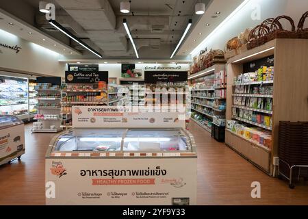 BANGKOK, THAILAND - 27. OKTOBER 2023: Innenaufnahme des Lebensmittelgeschäfts der Lemon Farm in Bangkok. Stockfoto
