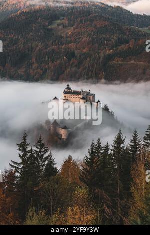 Die Erlebnisburg und Höhenburg Hohenwerfen im Salzachtal zwischen dem Tennengebirge, Hagengebirge und Hochkönig ragt aus der Wolkendecke, dem Morgennebel, zu Sonnenaufgang am 16.10.2024. // die Erlebnisburg Hohenwerfen und Hügelburg im Salzachtal zwischen Tennengebirge, Hagengebirge und Hochkönig erhebt sich bei Sonnenaufgang am 16. Oktober 2024 aus der Wolkendecke, dem Morgennebel. - 20241016 PD21054 Credit: APA-PictureDesk/Alamy Live News Stockfoto