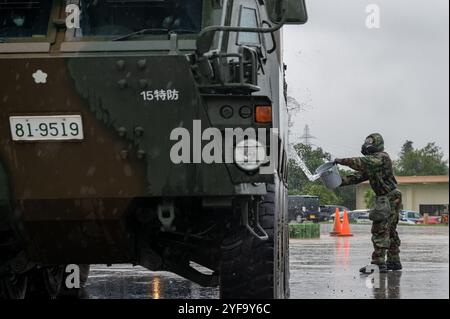 Ein US-Dienstmitglied simuliert die Dekontaminierung eines Fahrzeugs der Japan Ground Self-Defense Force während einer bilateralen chemischen, biologischen, radiologischen und nuklearen Trainingsübung während des Keen Sword 25 in Okinawa, Japan, 29. Oktober 2024. Dekontaminationsstationen wurden sowohl von JGSDF als auch von US-Servicemitarbeitern eingerichtet und betrieben, um ein vielfältiges und zusammengeschlossenes Team zu schaffen. Keen Sword ist eine zweijährliche, gemeinsame und bilaterale Übung, an der Mitarbeiter der US-Streitkräfte und der japanischen Selbstverteidigungsstreitkräfte beteiligt sind. Sie soll die Bereitschaft und Interoperabilität erhöhen und gleichzeitig die eiserne Allianz zwischen den USA und Japan stärken. (US-Ai Stockfoto