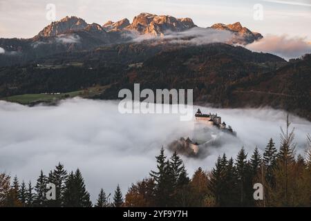 Die Erlebnisburg und Höhenburg Hohenwerfen im Salzachtal zwischen dem Tennengebirge, Hagengebirge und Hochkönig ragt aus der Wolkendecke, dem Morgennebel, zu Sonnenaufgang am 16.10.2024. // die Erlebnisburg Hohenwerfen und Hügelburg im Salzachtal zwischen Tennengebirge, Hagengebirge und Hochkönig erhebt sich bei Sonnenaufgang am 16. Oktober 2024 aus der Wolkendecke, dem Morgennebel. - 20241016 PD21055 Credit: APA-PictureDesk/Alamy Live News Stockfoto