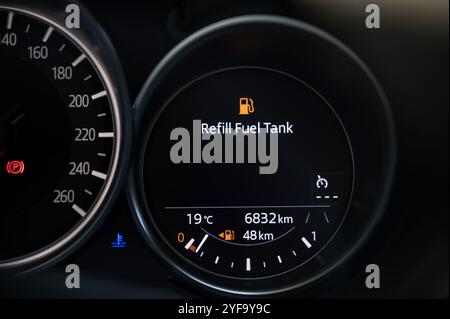 Warnschild „Tankfüllleuchte“ am Computer der CARS Board Stockfoto