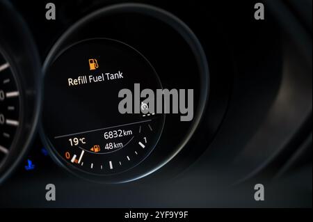 Warnschild „Tankfüllleuchte“ am Computer der CARS Board Stockfoto