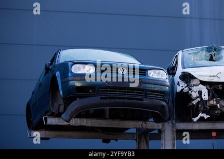 Köln, Deutschland. November 2024. Ein alter Volkswagen VW Golf 3 sitzt neben anderen alten Autos bei einem Autoverwerter. Der Volkswagen Konzern steht vor einem harten Kostensenkungsprogramm. Quelle: Rolf Vennenbernd/dpa/Alamy Live News Stockfoto