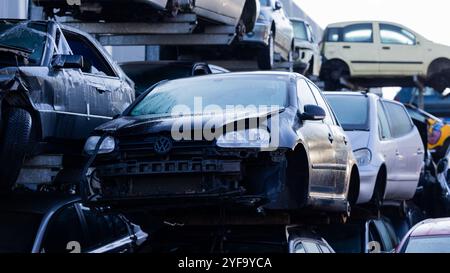 Köln, Deutschland. November 2024. Ein alter Volkswagen VW Golf 3 sitzt neben anderen alten Autos bei einem Autoverwerter. Der Volkswagen Konzern steht vor einem harten Kostensenkungsprogramm. Quelle: Rolf Vennenbernd/dpa/Alamy Live News Stockfoto