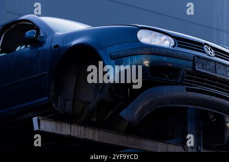 Köln, Deutschland. November 2024. Ein alter Volkswagen VW Golf 3 sitzt neben anderen alten Autos bei einem Autoverwerter. Der Volkswagen Konzern steht vor einem harten Kostensenkungsprogramm. Quelle: Rolf Vennenbernd/dpa/Alamy Live News Stockfoto