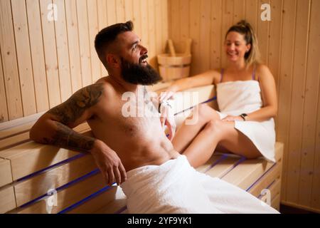 Ein erwachsenes Paar entspannt sich in der Sauna. Mann und Frau genießen eine gesunde Behandlung. Stockfoto