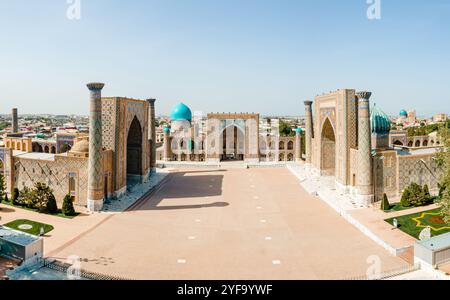 Samarkand, Usbekistan, Luftaufnahme des Registan-Platzes. Übersetzung zur Moschee: "Ulugh Beg Madrasah und die Tilya-Kori Madrasah". Beliebter Touri Stockfoto