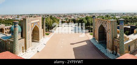 Samarkand, Usbekistan, Luftaufnahme des Registan-Platzes. Übersetzung zur Moschee: "Ulugh Beg Madrasah und die Tilya-Kori Madrasah". Beliebter Touri Stockfoto