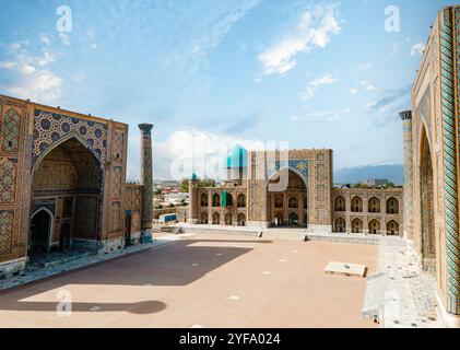 Samarkand, Usbekistan, Luftaufnahme des Registan-Platzes. Übersetzung zur Moschee: "Ulugh Beg Madrasah und die Tilya-Kori Madrasah". Beliebter Touri Stockfoto