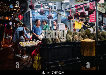 Singapur - 18. Januar 2025: Ein Verkaufsstand für frischen Durian auf einem Straßenmarkt in Chinatown Stockfoto