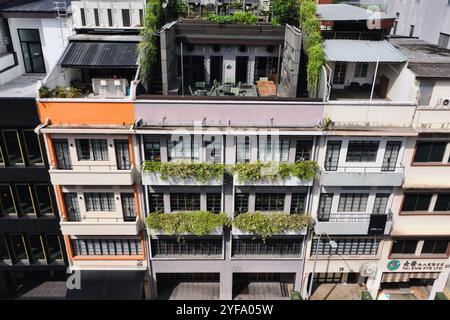 Singapur - 12. August 2024: Reihe traditioneller Singapur-Shophouses in der Nähe von Chinatown, Hong Kong Street Stockfoto