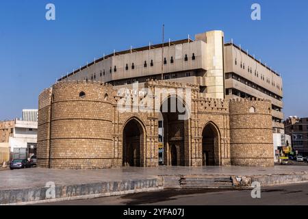 DSCHIDDA, SAUDI-ARABIEN - 15. NOVEMBER 2021: Bab-Makkah-Tor in Dschidda, Saudi-Arabien Stockfoto