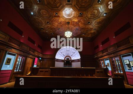 Singapur - 16. August 2024: Innenansicht der National Gallery. Weltweit größte öffentliche Sammlung von Kunst in Singapur und Südostasien Stockfoto