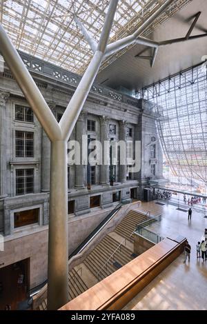 Singapur - 16. August 2024: Innenansicht der National Gallery. Weltweit größte öffentliche Sammlung von Kunst in Singapur und Südostasien Stockfoto