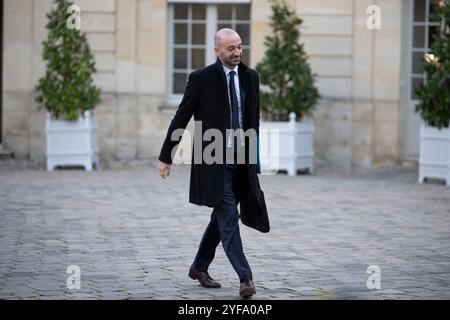 Der französische Delegierte für Europa Benjamin Haddad kommt am 4. November 2024 zu einem Regierungsseminar im Hotel Matignon in Paris, Frankreich. Foto: Eliot Blondet/ABACAPRESS. KOM Stockfoto