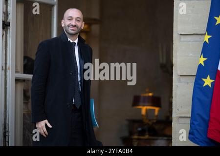 Der französische Delegierte für Europa Benjamin Haddad kommt am 4. November 2024 zu einem Regierungsseminar im Hotel Matignon in Paris, Frankreich. Foto: Eliot Blondet/ABACAPRESS. KOM Stockfoto