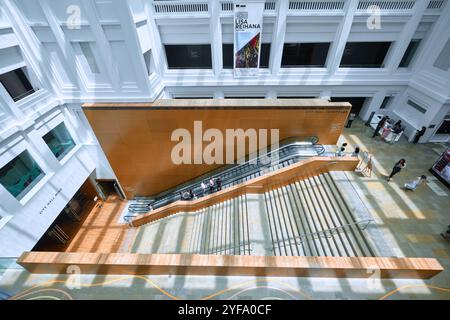 Singapur - 16. August 2024: Innenansicht der National Gallery. Weltweit größte öffentliche Sammlung von Kunst in Singapur und Südostasien Stockfoto