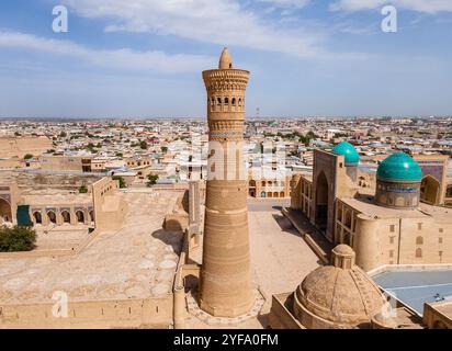 Buchara, Usbekistan Luftaufnahme des Kalan Minaret Emir und Alim Khan Madrasah von Po-i-Kalan (POI Kalan) - islamischer religiöser Komplex Stockfoto