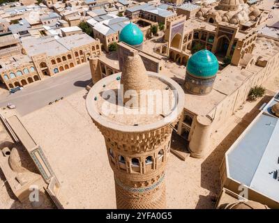 Buchara, Usbekistan Luftaufnahme des Kalan Minaret Emir und Alim Khan Madrasah von Po-i-Kalan (POI Kalan) - islamischer religiöser Komplex Stockfoto