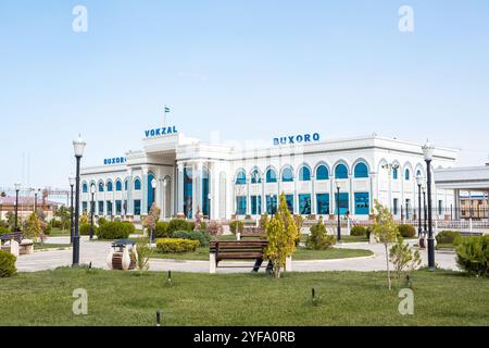 KAGAN, USBEKISTAN - 11. August 2023: Modernes Gebäude des Bahnhofs Buchara-1 an einem sonnigen Tag Stockfoto