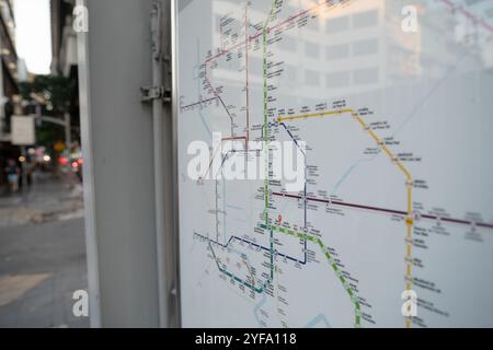 BANGKOK, THAILAND - 27. OKTOBER 2023: Nahaufnahme der BTS Skytrain Route Map, wie sie am Bahnhof Chit Lom in Bangkok gesehen wird. Stockfoto