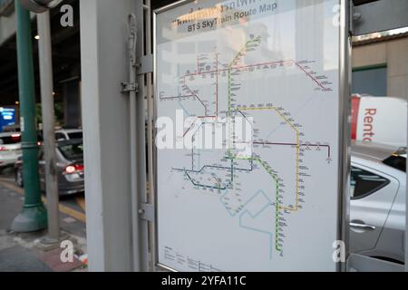 BANGKOK, THAILAND - 27. OKTOBER 2023: BTS Skytrain-Streckenplan wie am Bahnhof Chit Lom in Bangkok. Stockfoto