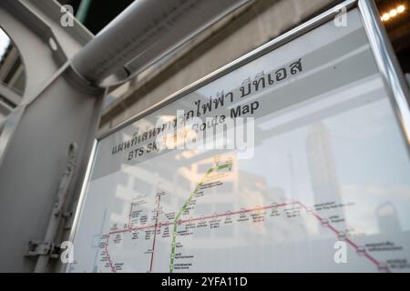 BANGKOK, THAILAND - 27. OKTOBER 2023: Nahaufnahme der BTS Skytrain Route Map, wie sie am Bahnhof Chit Lom in Bangkok gesehen wird. Stockfoto